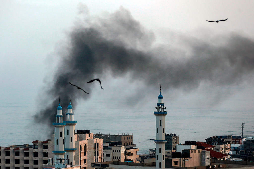 Asap membubung tinggi ke angkasa pascaserangan udara Israel di Kota Gaza, Rabu, 13 November 2019.