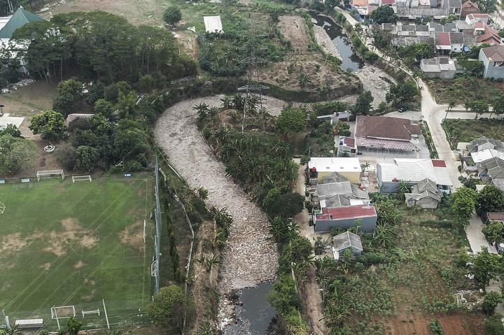 Foto udara Kali Jambe yang dipenuhi sampah di Kelurahan Jatimulya, Tambun Selatan, Kabupaten Bekasi, Jawa Barat.