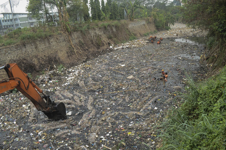 Sejumlah petugas Dinas Lingkungan Hidup membersihkan tumpukan sampah di Kali Jambe Kelurahan Jatimulya, Tambun Selatan, Kabupaten Bekasi, Jawa Barat.