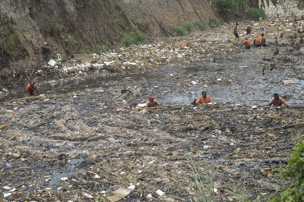 Menurut petugas DLH Kabupaten Bekasi tumpukan sampah sepanjang satu km tersebut ditargetkan dapat dibersihkan dalam waktu 14 hari.