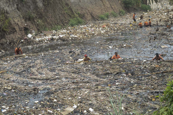 Menurut petugas DLH Kabupaten Bekasi tumpukan sampah sepanjang satu km tersebut ditargetkan dapat dibersihkan dalam waktu 14 hari.