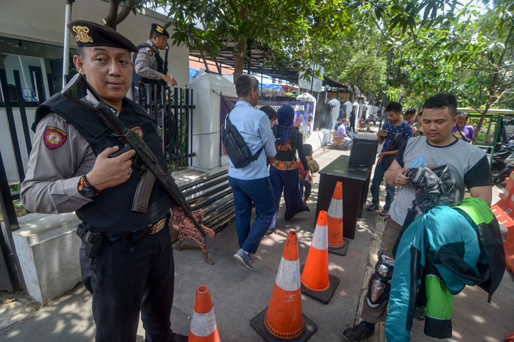 Polisi meminta pengunjung untuk menunjukan isi tasnya sebelum memasuki Polrestabes Bandung, Jawa Barat. Antara Foto/Raisan Al Farisi