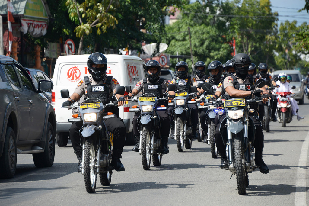 Sejumlah polisi melakukan patroli keamanan di pusat Kota Banda Aceh, Aceh. Pascaledakan bom Medan, jajaran Polri meningkatkan penjagaan keamanan di berbagai daerah termasuk di Aceh. Antara Foto/Ampelsa
