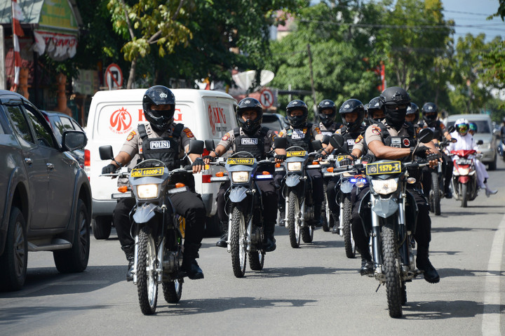 Sejumlah polisi melakukan patroli keamanan di pusat Kota Banda Aceh, Aceh. Pascaledakan bom Medan, jajaran Polri meningkatkan penjagaan keamanan di berbagai daerah termasuk di Aceh. Antara Foto/Ampelsa

