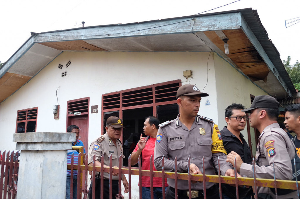 Beberapa polisi berjaga di luar rumah terduga pelaku bom bunuh diri di Polrestabes Medan, sementara anggota lainnya melakukan penggeledahan. Antara Foto/Irsan Mulyadi