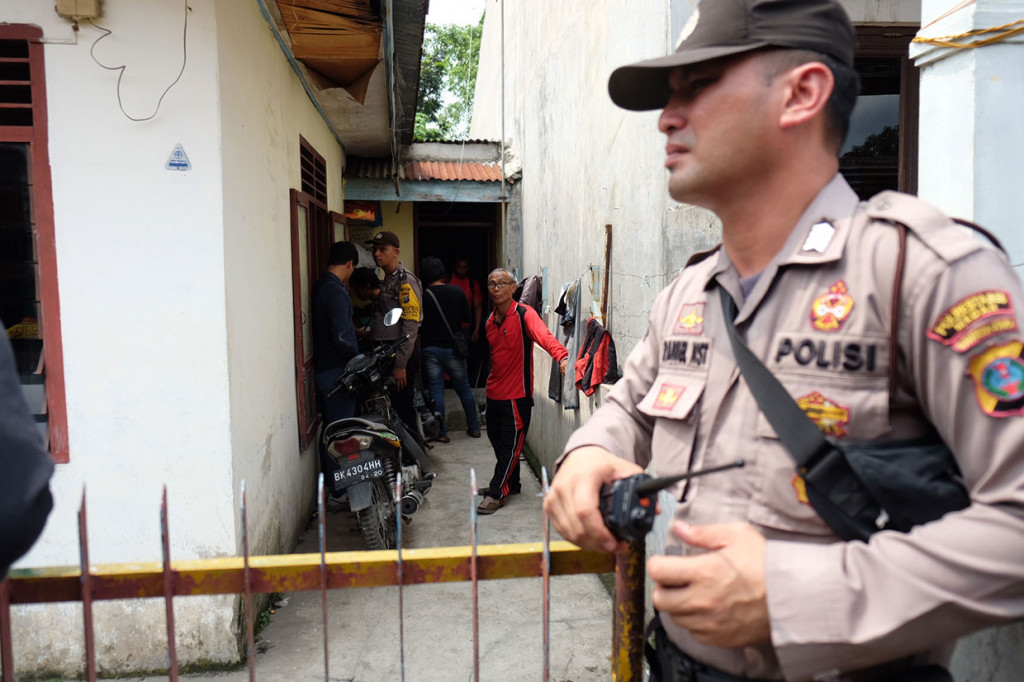 Sebelumnya, polisi telah mengungkap identitas terduga pelaku. Karo Penmas Divisi Humas Polri Brigjen Dedi Prasetyo mengatakan pelaku bom bunuh diri di Polrestabes Medan diidentifikasi berinisial RMN, berstatus sebagai mahasiswa. Hasil penyelidikan sementara, diketahui bahwa RMN merupakan pelaku teror perorangan atau 'lonewolf'. 