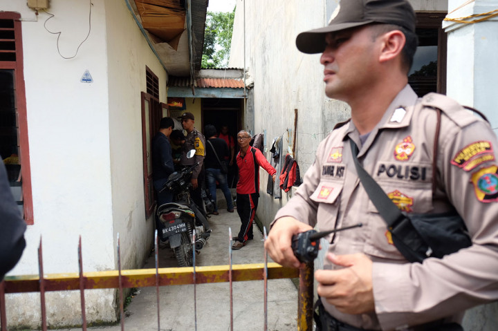 Sebelumnya, polisi telah mengungkap identitas terduga pelaku. Karo Penmas Divisi Humas Polri Brigjen Dedi Prasetyo mengatakan pelaku bom bunuh diri di Polrestabes Medan diidentifikasi berinisial RMN, berstatus sebagai mahasiswa. Hasil penyelidikan sementara, diketahui bahwa RMN merupakan pelaku teror perorangan atau 'lonewolf'. 