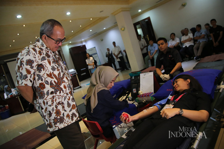 Direktur Utama Metro TV Suryopratomo meninjau aksi donor darah di Lobby 3, Media Indonesia, Jakarta.