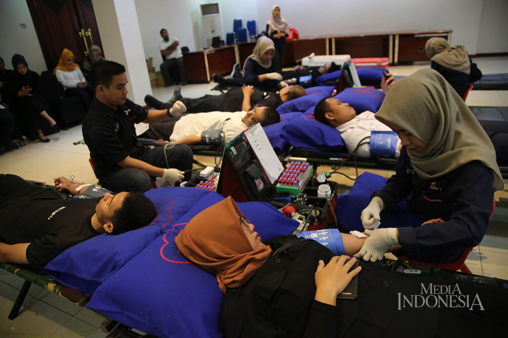 Karyawan Media Group mengikuti aksi donor darah di Lobby 3, Media Indonesia, Jakarta.