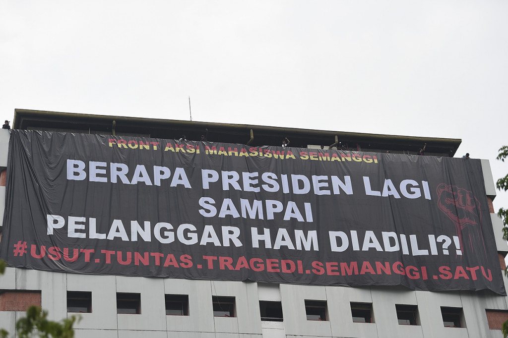 Sejumlah mahasiswa membentangkan spanduk saat peringatan 21 tahun tragedi Semanggi I di Universitas Katolik Indonesia Atma Jaya, Jakarta.