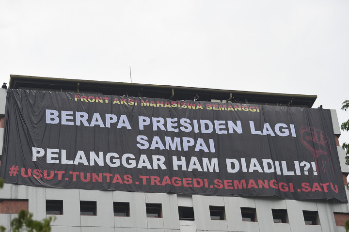 Sejumlah mahasiswa membentangkan spanduk saat peringatan 21 tahun tragedi Semanggi I di Universitas Katolik Indonesia Atma Jaya, Jakarta.