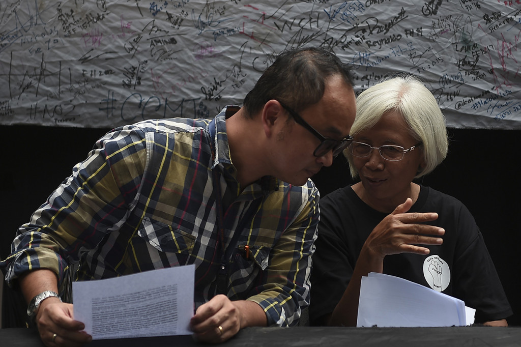 Aktivis Jaringan Solidaritas Korban untuk Keadilan (JSKK) yang juga ibu Bernardinus Realino Norma Irmawan alias Wawan, korban penembakan Tragedi Semanggi I Maria Catarina Sumarsih bersama Pembantu Rektor III Unika Atma Jaya Tommy N Tanumihardja  saat peringatan 21 tahun tragedi Semanggi I di Universitas Katolik Indonesia Atma Jaya, Jakarta.