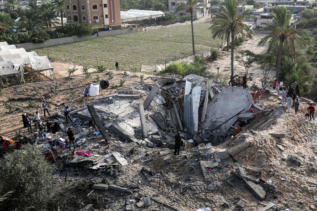 Sisa-sisa rumah yang hancur dalam serangan udara Israel di Khan Yunis di Jalur Gaza. AFP Photo/Said Khatib