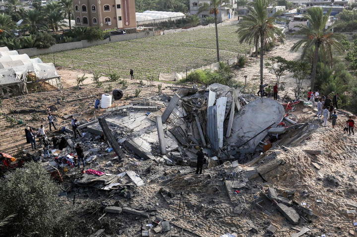 Sisa-sisa rumah yang hancur dalam serangan udara Israel di Khan Yunis di Jalur Gaza. AFP Photo/Said Khatib
