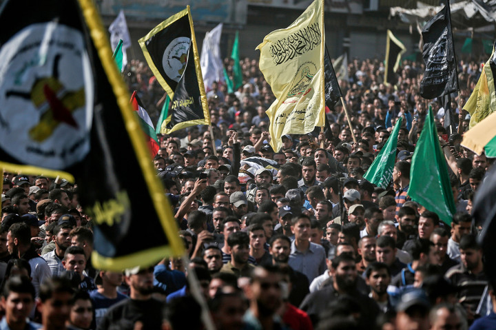 Ribuan pelayat membawa jenazah komandan pasukan jihad Islam di Palestina, Baha Abu Al-Ata di Kota Gaza, Selasa, 12 November 2019, waktu setempat. AFP Photo/Mahmud Hams