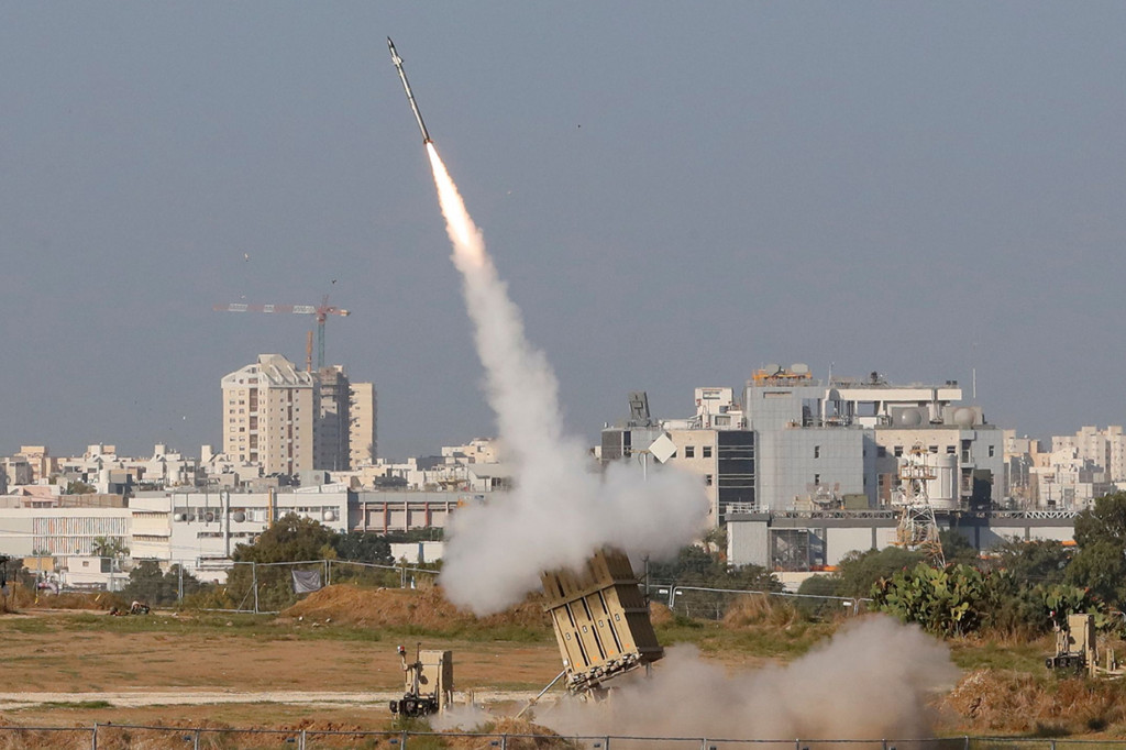 Di dekat pelabuhan Ashdod, sebuah roket menghantam jalan raya yang sibuk. AFP Photo/Jack Guez