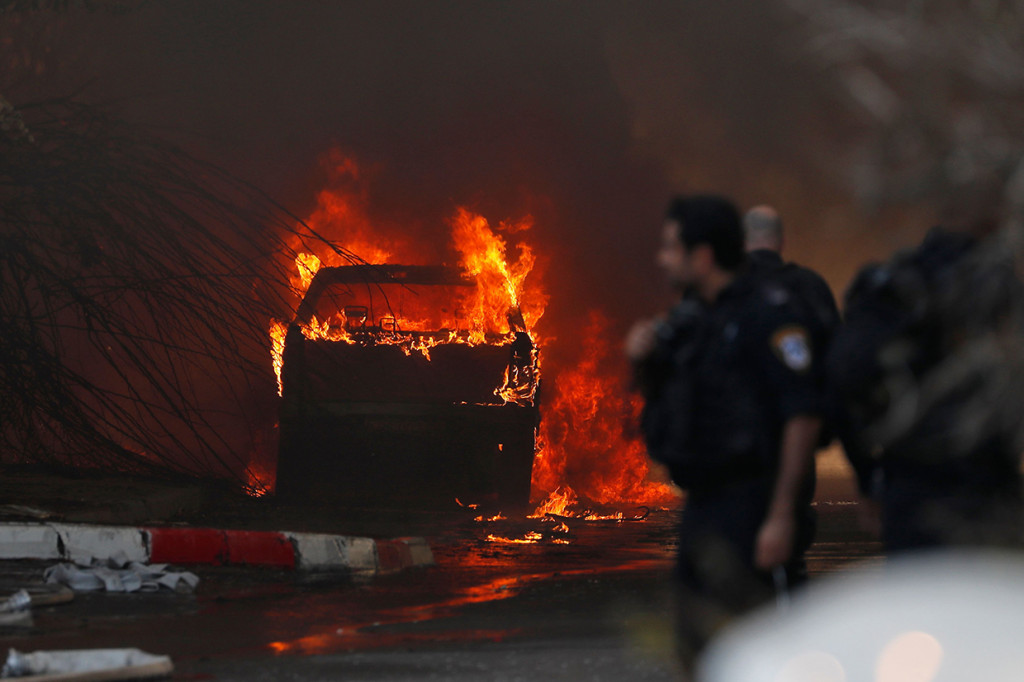 Di kota Sderot, dalam pandangan dari Jalur Gaza dan target konstan untuk tembakan lintas-perbatasan, sebuah roket menghantam sebuah pabrik dan membakarnya meskipun tidak ada korban yang dilaporkan di sana. AFP Photo/Ahmad Gharabli