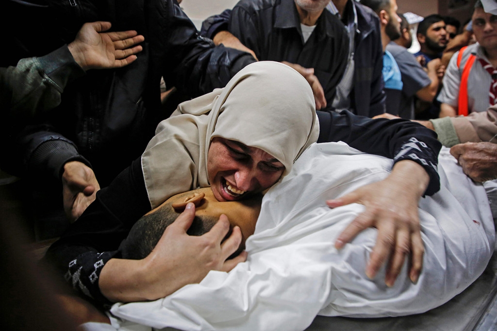 Ibu dari anak Palestina bernama Zaki Ghanama menangisi jenazah anaknya di rumah sakit di Beit Lahia, Jalur Gaza. Zaki merupakan salah satu korban serangan Israel ke jalur Gaza. AFP Photo/Anas Baba
