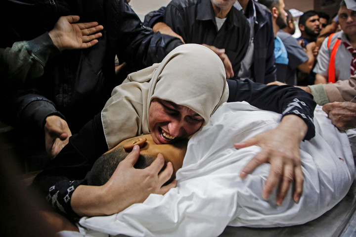 Ibu dari anak Palestina bernama Zaki Ghanama menangisi jenazah anaknya di rumah sakit di Beit Lahia, Jalur Gaza. Zaki merupakan salah satu korban serangan Israel ke jalur Gaza. AFP Photo/Anas Baba
