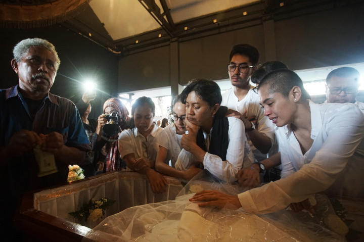 Keluarga berada di samping jenazah Djaduk Ferianto saat misa arwah seniman Indonesia Djaduk Ferianto di Padepokan Seni Bagong Kussudiardja, Kasihan, Bantul, DI Yogyakarta.