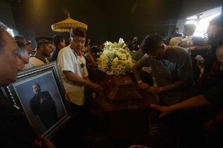 Kerabat menutup peti jenazah saat prosesi pemakaman seniman Indonesia Djaduk Ferianto di Padepokan Seni Bagong Kussudiardja, Kasihan, Bantul, DI Yogyakarta. 