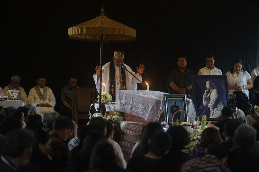 Romo Gregorius Budi Subanar memimpin misa arwah saat prosesi pemakaman seniman Indonesia Djaduk Ferianto di Padepokan Seni Bagong Kussudiardja, Kasihan, Bantul, DI Yogyakarta. Djaduk dimakamkan di dekat pusara sang ayah, maestro tari Bagong Kussudiardja.