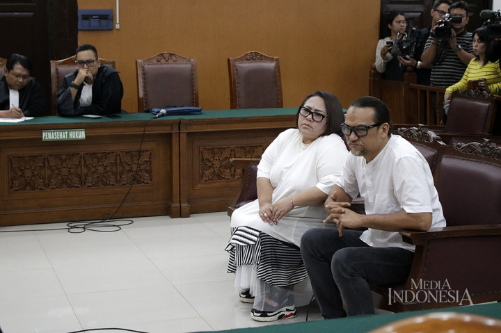 Komedian Tri Retno Prayudati atau Nunung (kiri) dan suaminya July Jan Sambiran (kanan) menjalani sidang tuntutan atas kasus narkoba yang menjerat keduanya di Pengadilan Negeri Jakarta Selata, Jakarta. MI/Bary Fathahilah 