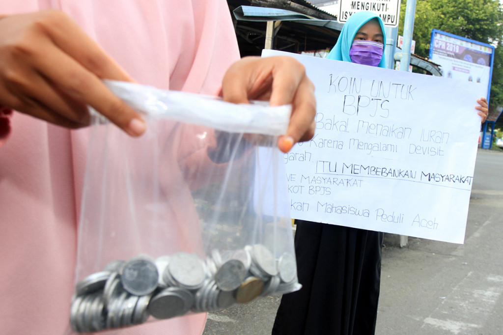 Sejumlah mahasiswa yang tergabung dalam Gerakan Mahasiswa Peduli Aceh (GeMPA) melakukan aksi penggalangan koin untuk iuran Jaminan Kesehatan Nasional yang dikelola Badan Penyelenggara Jaminan Sosial (BPJS) Kesehatan di Kota Meulaboh, Aceh Barat, Aceh.