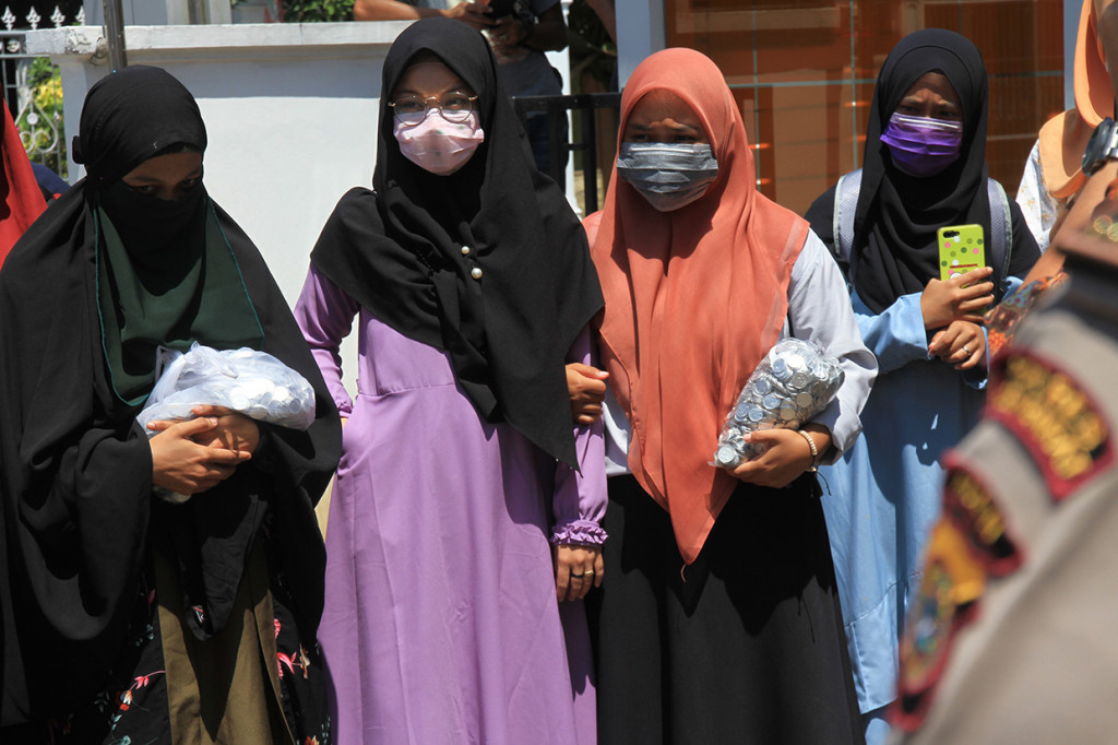 Sejumlah mahasiswa yang tergabung dalam Gerakan Mahasiswa Peduli Aceh (GeMPA) menyerahkan koin hasil penggalangan untuk iuran Jaminan Kesehatan Nasional di halaman kantor Badan Penyelenggara Jaminan Sosial (BPJS) Keseahatan cabang Meulaboh, Aceh Barat, Aceh.