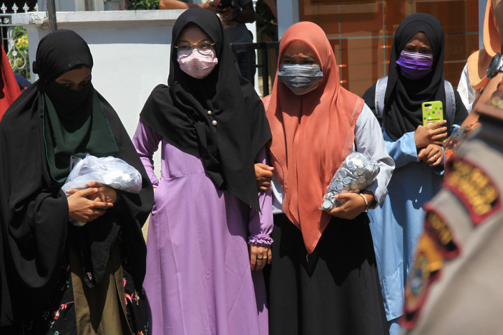 Sejumlah mahasiswa yang tergabung dalam Gerakan Mahasiswa Peduli Aceh (GeMPA) menyerahkan koin hasil penggalangan untuk iuran Jaminan Kesehatan Nasional di halaman kantor Badan Penyelenggara Jaminan Sosial (BPJS) Keseahatan cabang Meulaboh, Aceh Barat, Aceh.