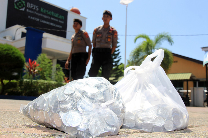 Aksi penyerahan koin tersebut sebagai bentuk protes terkait kenaikan iuran premi BPJS kesehatan sebesar 100% karena dinilai dapat memberatkan beban hidup masyarakat.