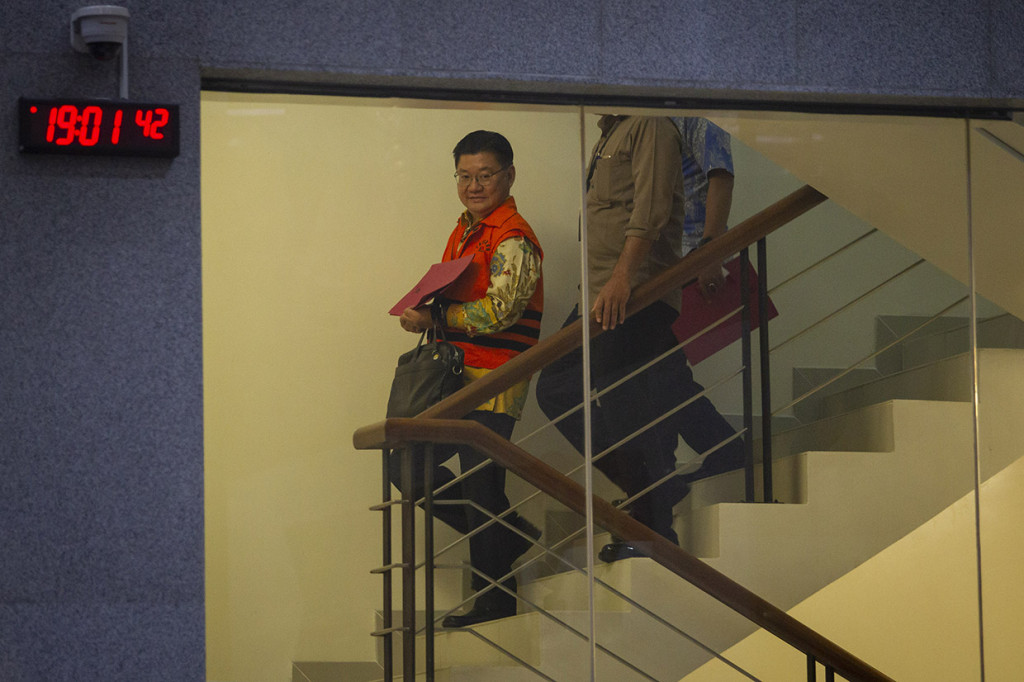 Tersangka Komisaris PT Wahana Auto Ekamarga (PT WAE) Darwin Maspolim mengenakan rompi tahanan usai menjalani pemeriksaan di gedung KPK, Jakarta. KPK menahan Darwin Maspolim dalam kasus dugaan suap pemeriksaan atas restitusi pajak PT WAE tahun pajak 2015 dan 2016.