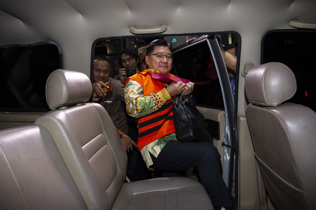 Total ada lima tersangka dalam kasus ini. Darwin diduga sebagai pemberi suap dalam kasus ini.