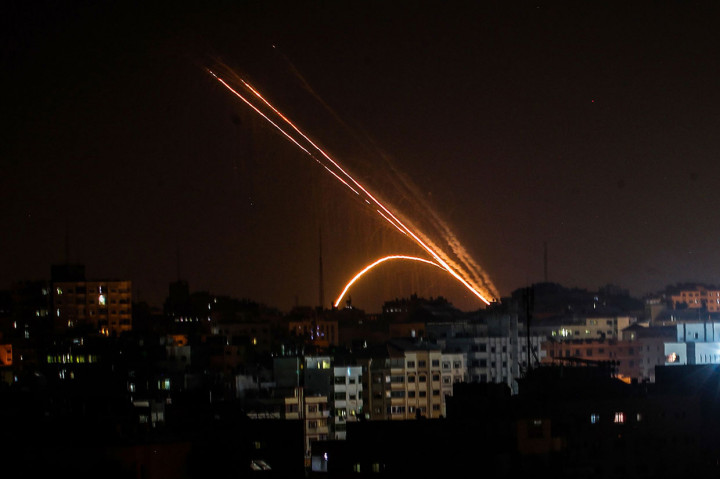 Pertempuran meletus setelah Israel melancarkan serangan udara yang membunuh komandan lapangan senior Jihad Islam di Jalur Gaza pada Selasa, 12 November lalu. Ratusan gempuran roket lintas perbatasan dari Gaza dibalas serangan udara Israel.