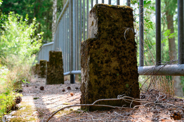Sekitar 4.500 orang bekerja di proyek tersebut, dengan membersihkan jalan setapak yang melewati pepohonan dan membangun jembatan dan sistem drainase. Tetapi, sebelum aspal pertama dimulai, proyek itu dibatalkan pada 1939 karena tidak dianggap penting secara strategis oleh tentara Jerman. Para pekerja meninggalkan struktur setengah jadi yang secara bertahap diambil alih oleh tumbuh-tumbuhan.