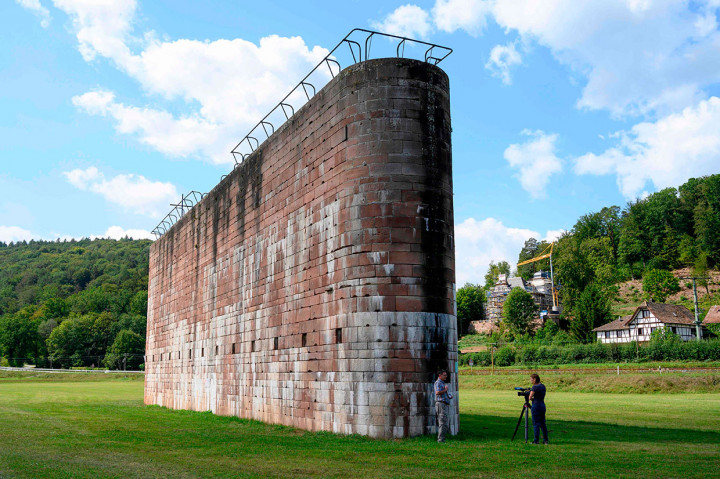 Tapi hari ini situs itu menarik pengunjung dan pemerintah setempat berseru untuk mengubahnya menjadi objek wisata - sebagai salah satu cara lain untuk melawan propaganda Nazi.