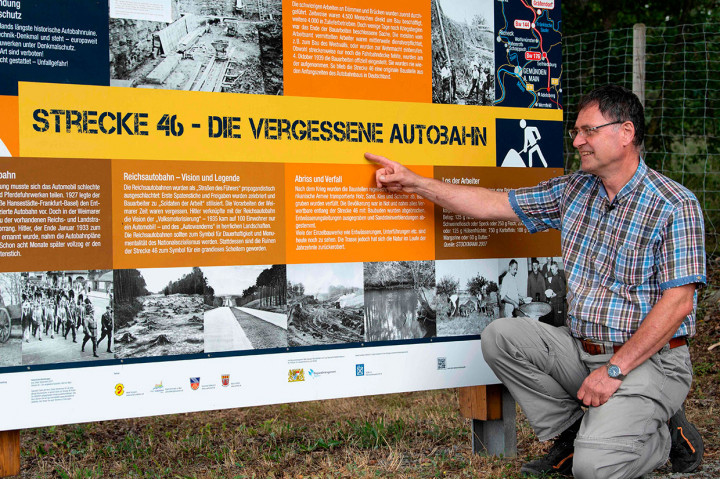 Juergen Lippert, wali kota kotamadya Gemuenden am Main, tempat sebagian besar jalan berada, mengatur sekitar selusin tur berpemandu setiap tahun. 