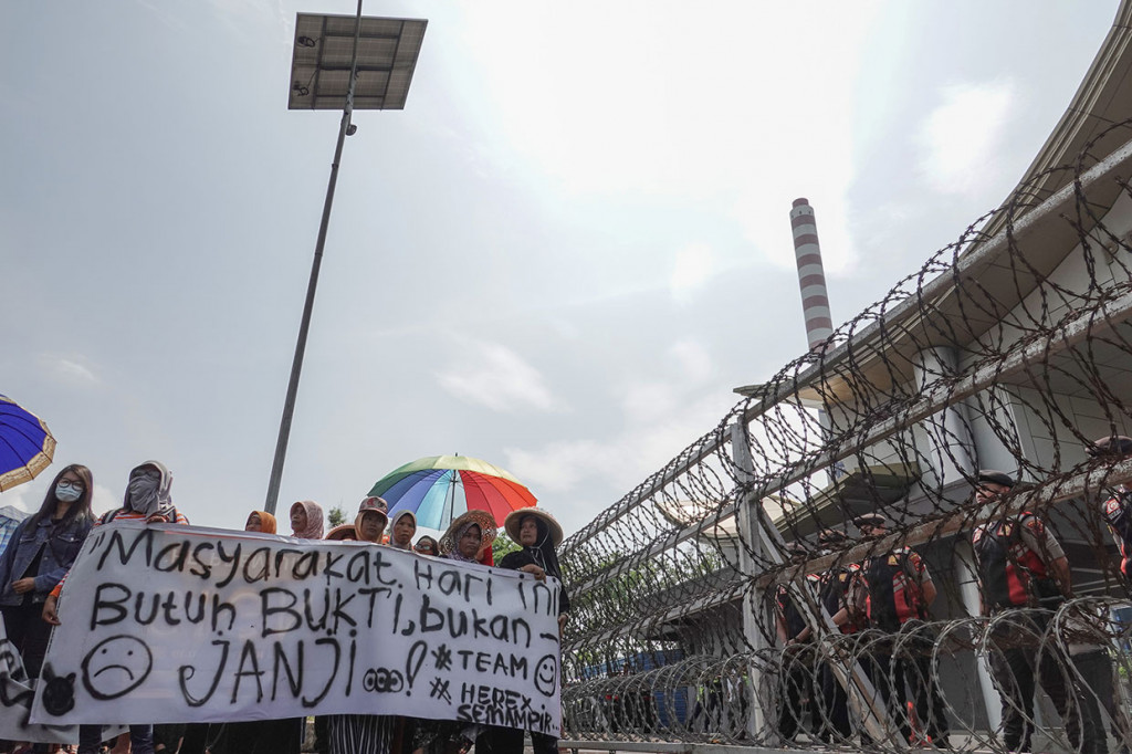 Warga Desa Slarang melakukan unjuk rasa menuntut realisasi janji penanganan limbah batubara, kepada PT. Sumber Segara Primadaya selaku pengelola PLTU, di Desa, Karangkandri, Kesugihan, Cilacap, Jateng, Kamis, 14 November 2019. 