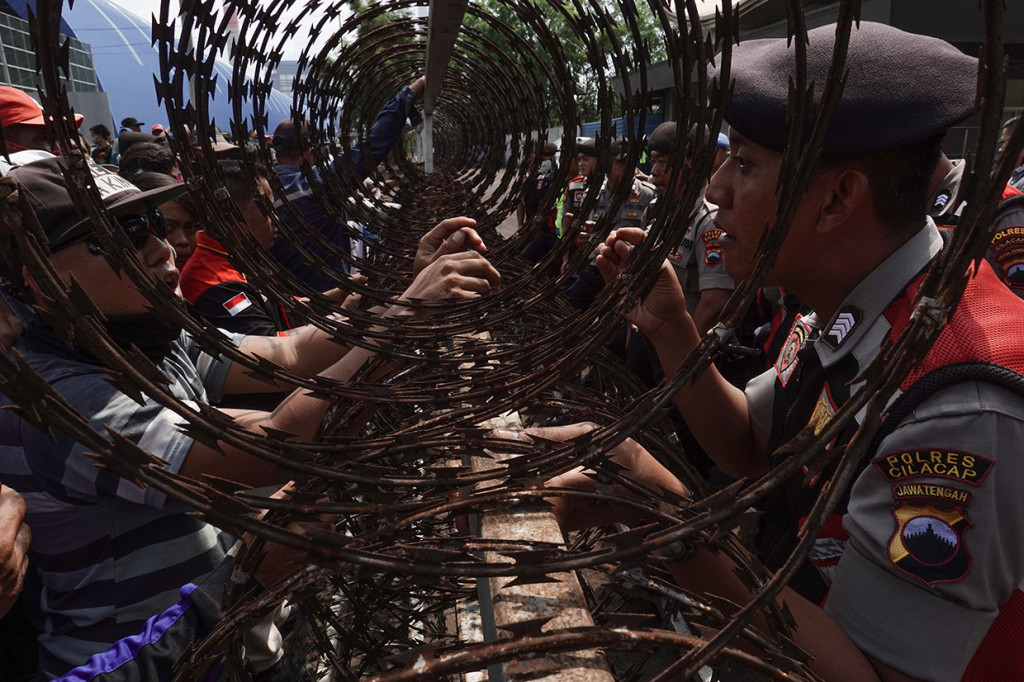 Warga menuntut pemindahan saluran pembuangan limbah B3 PLTU yang berdekatan dengan rumah warga, karena memicu sejumlah penyakit infeksi saluran pernafasan terhadap anak-anak serta orang dewasa.