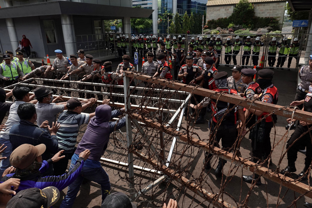 Pencemaran udara berupa debu sisa pembakaran batubara juga menyebabkan kerusakan lingkungan yang berdampak pada penurunan hasil panen warga.