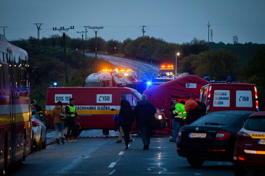 Sedikitnya 12 orang, termasuk empat siswa, tewas dalam tabrakan ini. 
