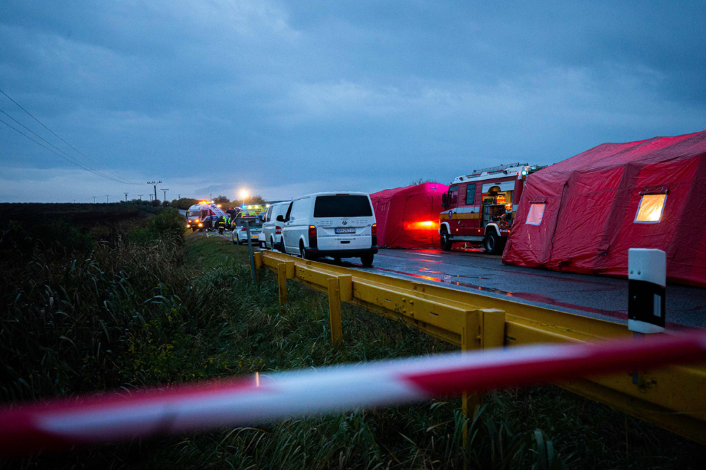 Sekitar 20 orang lainnya mengalami luka-luka dalam kecelakaan tersebut. Para korban luka telah dilarikan ke rumah sakit setempat. 