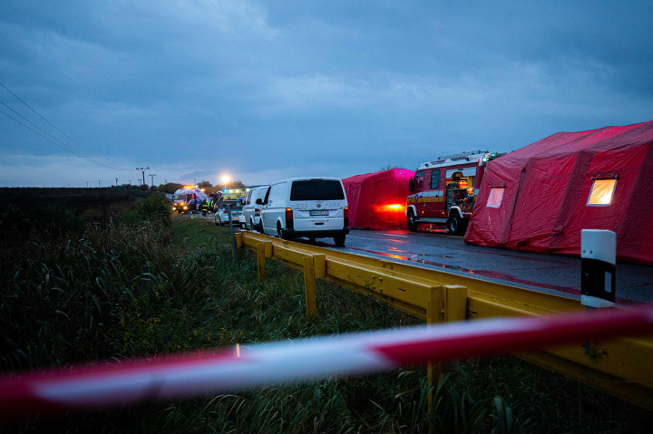 Sekitar 20 orang lainnya mengalami luka-luka dalam kecelakaan tersebut. Para korban luka telah dilarikan ke rumah sakit setempat. 