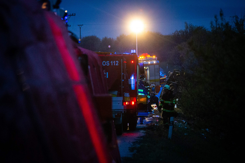Sekitar 30 petugas pemadam dikerahkan ke lokasi untuk menolong para korban. Upaya evakuasi korban terhambat oleh cuaca buruk.