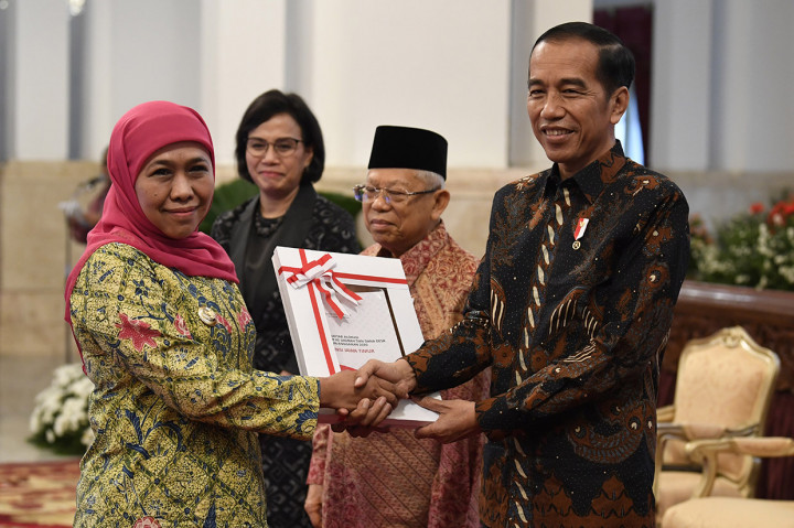 Presiden Joko Widodo didampingi Wakil Presiden Mar.uf Amin dan Menteri Keuangan Sri Mulyani menyerahkan Daftar Isian Pelaksanaan Anggaran (DIPA) serta Buku Daftar Alokasi Transfer ke Daerah dan Dana Desa Tahun 2020 kepada Gubernur Jawa Timur Khofifah Indar Parawansa di Istana Negara, Jakarta.