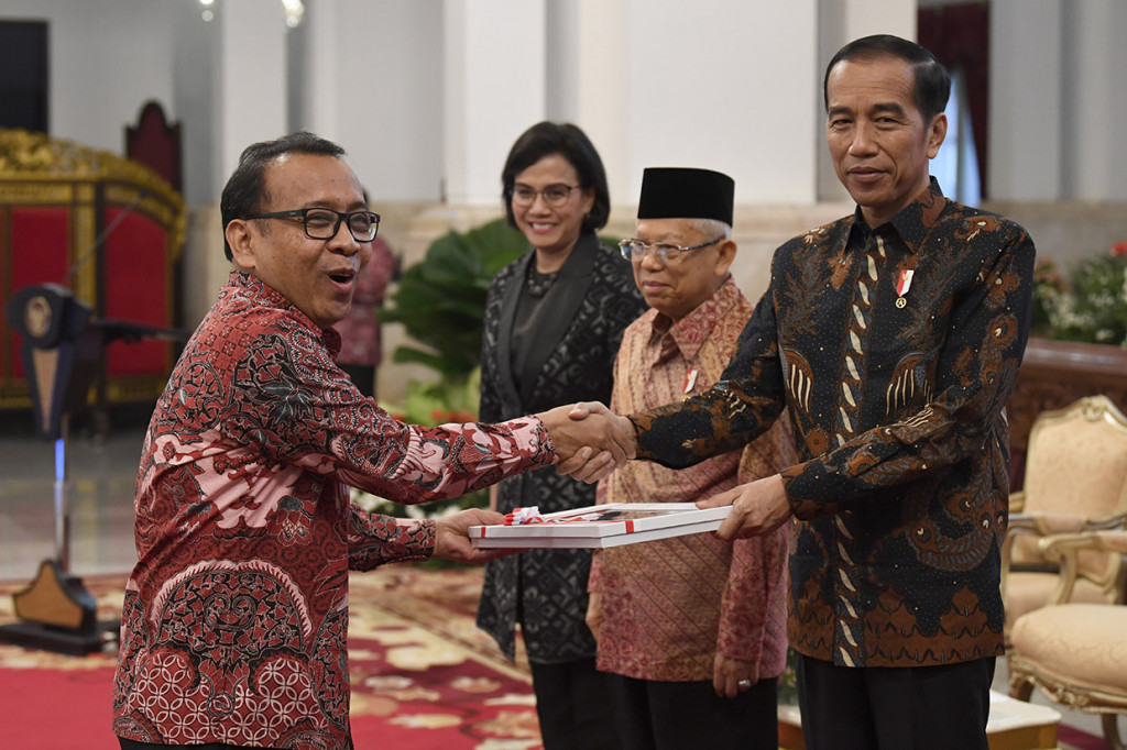 Jokowi mengumpulkan para pejabat untuk menyerahkan Daftar Isian Pelaksanaan Anggaran (DIPA) dan Buku Daftar Alokasi Transfer ke Daerah dan Dana Desa Tahun 2020 kepada seluruh kementerian/lembaga dan pemerintah daerah.