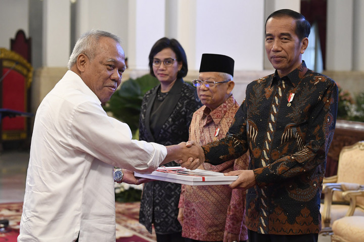 Presiden Joko Widodo didampingi Wakil Presiden Ma'ruf Amin dan Menteri Keuangan Sri Mulyani menyerahkan Daftar Isian Pelaksanaan Anggaran Kementerian dan Lembaga tahun 2020 kepada Menteri PUPR Basuki Hadimuljono di Istana Negara, Jakarta.