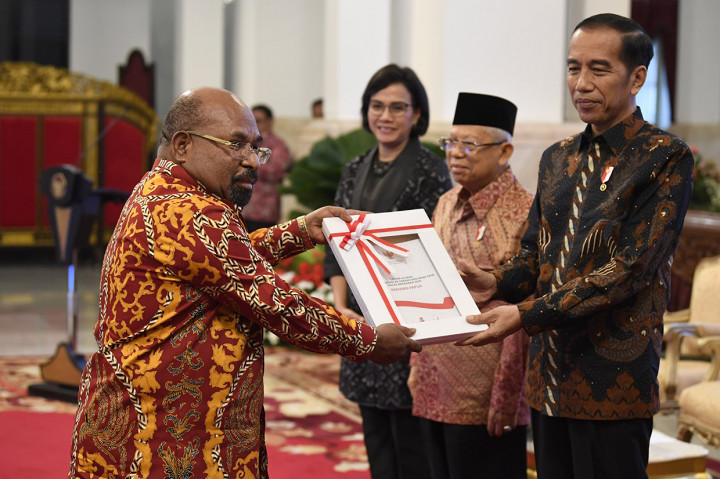 Presiden Joko Widodo didampingi Wakil Presiden Mar.uf Amin dan Menteri Keuangan Sri Mulyani menyerahkan Daftar Isian Pelaksanaan Anggaran (DIPA) serta Buku Daftar Alokasi Transfer ke Daerah dan Dana Desa Tahun 2020 kepada Gubernur Papua Lukas Enembe di Istana Negara, Jakarta. 