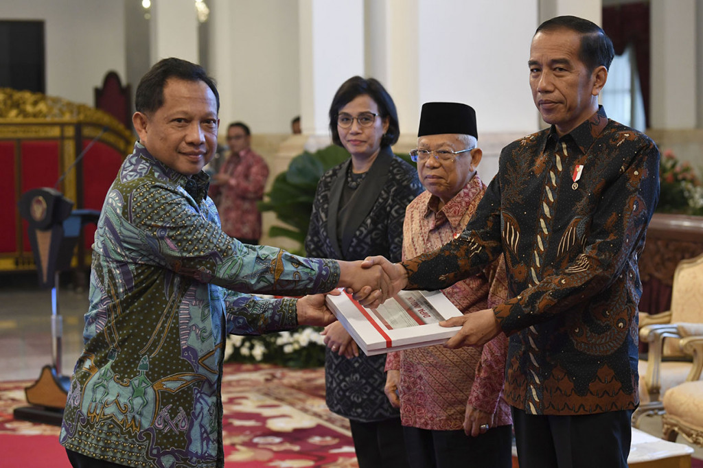 Presiden Joko Widodo didampingi Wakil Presiden Mar.uf Amin dan Menteri Keuangan Sri Mulyani menyerahkan Daftar Isian Pelaksanaan Anggaran (DIPA) serta Buku Daftar Alokasi Transfer ke Daerah dan Dana Desa Tahun 2020 kepada Mendagri Tito Karnavian (kiri) di Istana Negara, Jakarta.