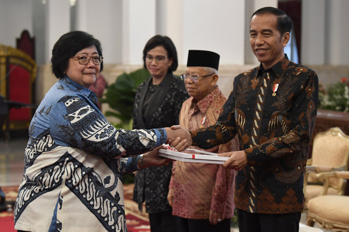 Presiden Joko Widodo didampingi Wakil Presiden Mar.uf Amin dan Menteri Keuangan Sri Mulyani menyerahkan Daftar Isian Pelaksanaan Anggaran (DIPA) serta Buku Daftar Alokasi Transfer ke Daerah dan Dana Desa Tahun 2020 kepada Menteri Lingkungan Hidup dan Kehutanan Siti Nurbaya (kiri) di Istana Negara, Jakarta.